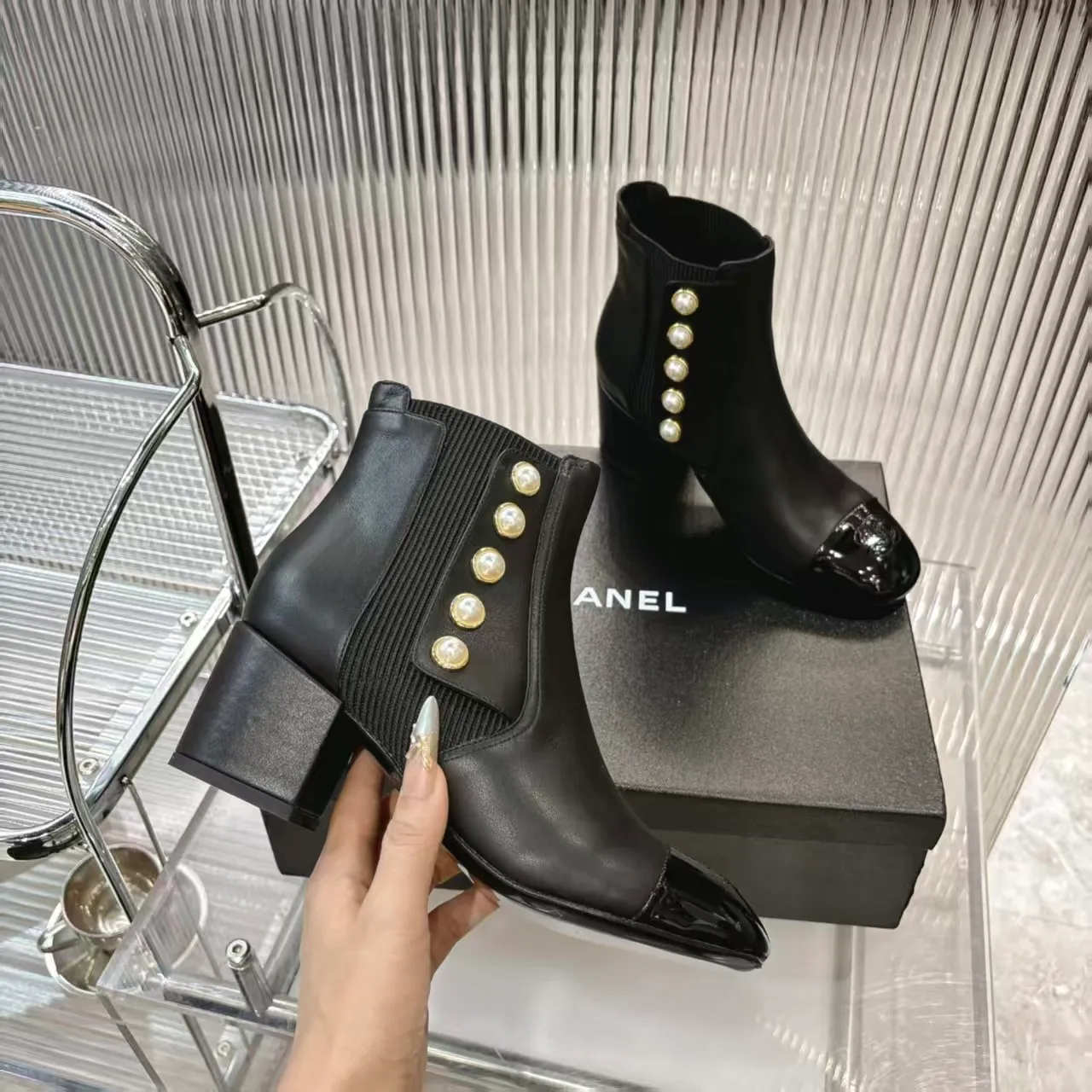 👟👟Ex-factory price 680👟👟 (top version) 𝗖𝗛𝗔𝗡𝗘𝗟𝟐5 years of Chanel𝐅𝐖Must-have for autumn and winter rhombus motorcycle boots Martin boots Xiaoxiangjia's super classic motorcycle boots sweet and cool shape can easily increase the height of the foot and elongate the legs. It is fashionable and fashionable with pearls One-to-one reproduction of the original 👟Material: First-layer cowhide ▪️Heel height: 6.5𝐜𝐦 ▪️Lining: sheepskin ▫️𝐒𝐢𝐳𝐞:𝟑𝟓-𝟒𝟏𝐌(𝟒𝟎, 𝟒𝟏 customization is not returnable) ▪️Sole: original 1:1 molded leather outsole ▫️Color: black, white, apricot (three colors included) ▪️Combined with original full set of packaging📦